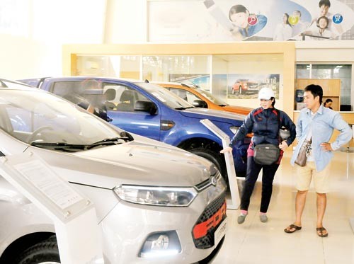 Customers at a car shop in HCMC (Photo: SGGP)